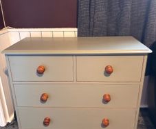 chest of drawers