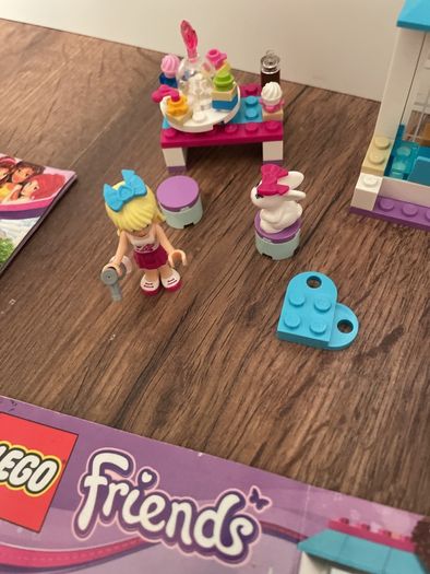 LEGO Friends Stephanie Friendship Cakes