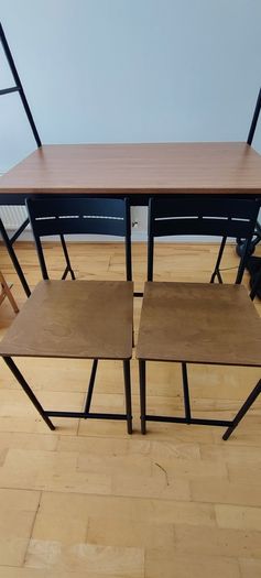 Island Table and Chairs