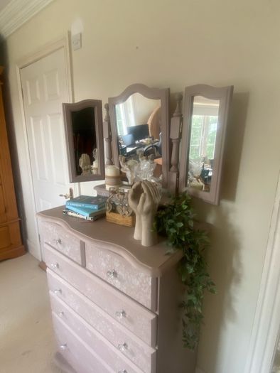 chest of drawers
