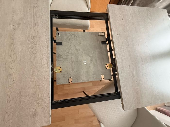 Extendable table and 4 chairs set