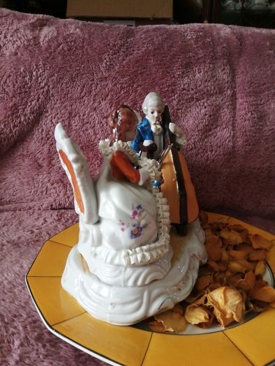 Huge and heavy porcelain Figurine