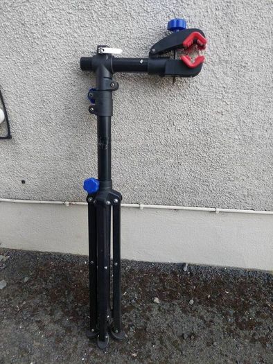 Bike repair stand