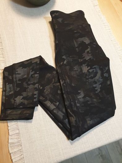 Spanx Camouflage Faux Leather Leggins Size Large
