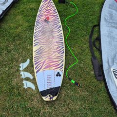 3 surfboards with fins, leash and bags