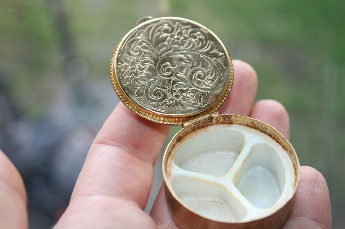 Antique Pill Box 1,4" diameter