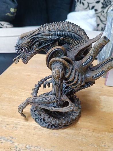 Aliens Warrior mini statue