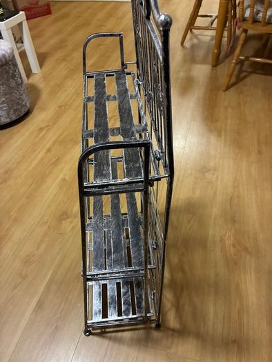 Foldable cast iron plant stand