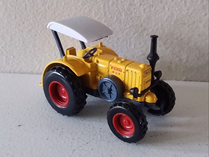 Bulldog Tractor - 1/64 Scale : Diecast Metal