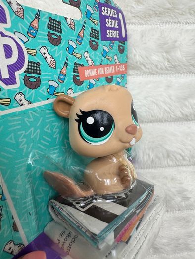Littlest Pet Shop Bonnie Von Beaver 1-135 LPS Please see pictures