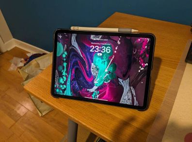 iPad Pro 11" 2018 with Apple Pencil and Hard Case