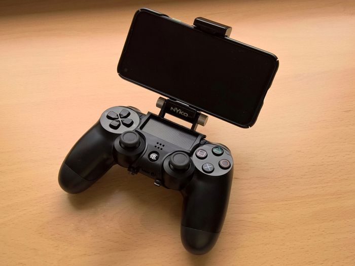 NYKO DualShock 4 Controller Phone Clip