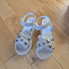 Marco Moreo beige patent leather sandals