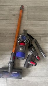 dyson V8