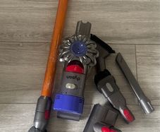 dyson V8