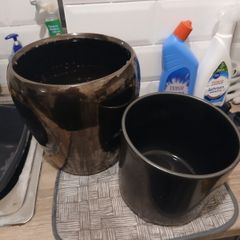 1 flower pot planter and 1 regular flower pot