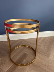 Small brass coffee table with mirror on top. Light, 40 cm diameter, elegant and classy. No damages as per pictures
