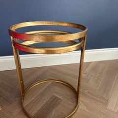 Small brass coffee table with mirror on top. Light, 40 cm diameter, elegant and classy. No damages as per pictures