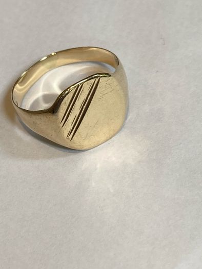 9 carat gold signet ring