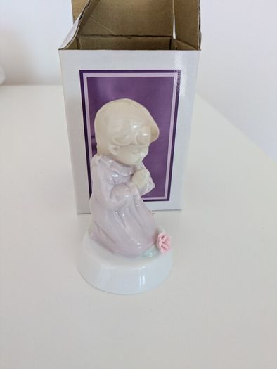 Praying girl figurine