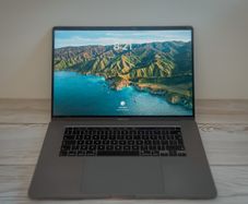 Apple MacBook Pro 16 inch - 16GB Ram, Intel i7 - 500GB SSD - Space Grey - 2019