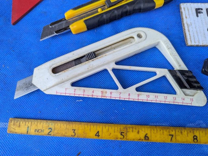 2 Retractable Utility Knives