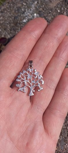 Vintage jewelry is sold individually for 5 to 10 euros