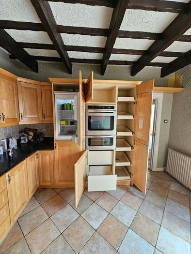 Solid Maple Kitchen, Black Granite Worktops & Premium Appliances (Neff/Bosch)
