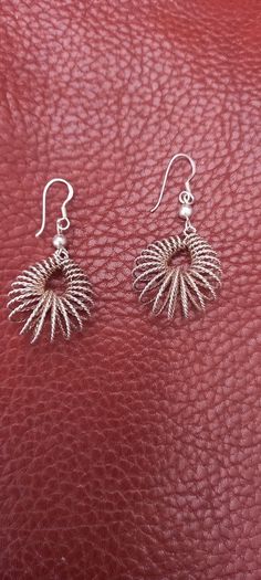 Vintage jewelry is sold individually for 5 to 10 euros