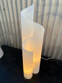 Mezzo chimera floor lamp by Artemide designed in 1969 by the iconic Italian designer Vico Magistretti.