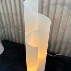 Mezzo chimera floor lamp by Artemide designed in 1969 by the iconic Italian designer Vico Magistretti.