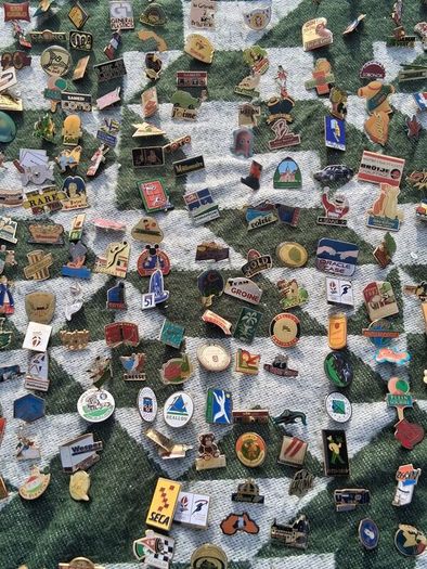 900 Vintage Enamel Pin Badges(rrp 1800-2500 euro)