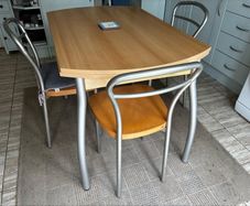 Kitchen table c/w 3 chairs :  tip-top condition