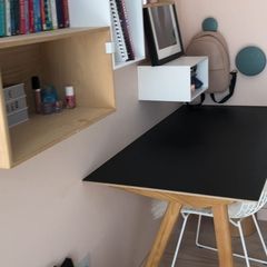 Desck table.