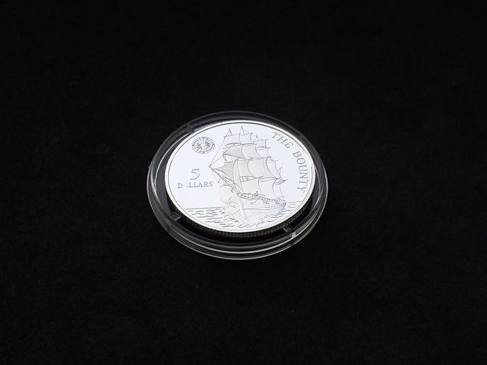 Niue : 1992 Five Dollars Silver Coin Featuring HMS Bounty