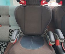 2 children's car seats