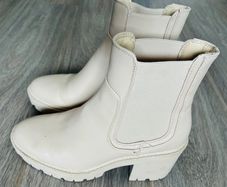 Cream Chelsea Boots: Size 5