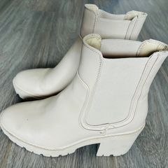Cream Chelsea Boots: Size 5