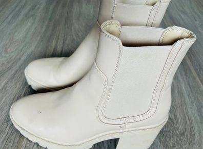 Cream Chelsea Boots: Size 5