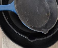 Cast iron pan