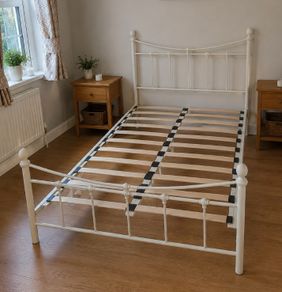 4'6" bedframe / double