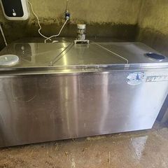 Bulk milk tank