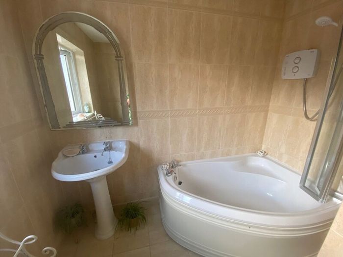 Bathroom suite