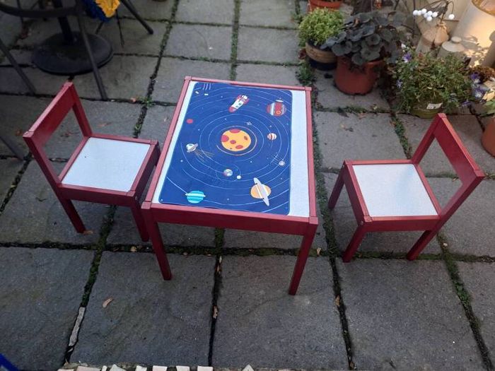 Kids Table and chairs.
