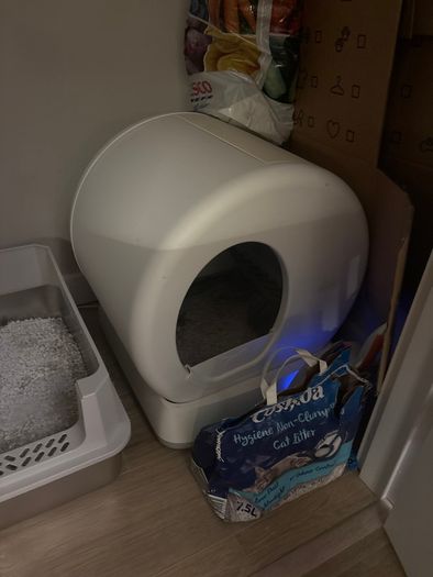 Self cleaning cat litter tray