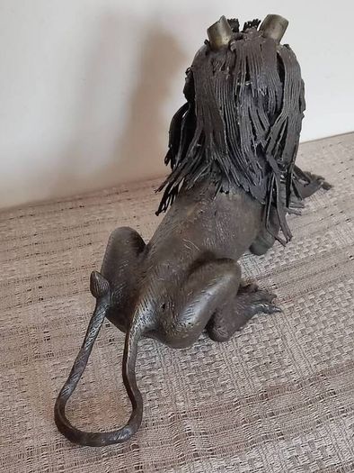 Large sculpture of bronze Lion.Weight: 7.450 kg