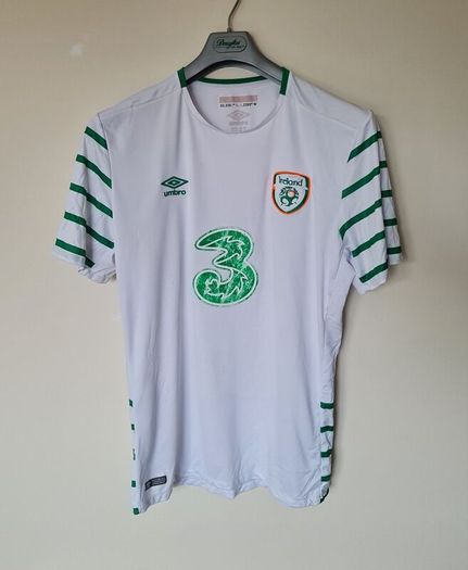 2016/17 umbro ireland away shirt Size xl Pit to pit 23" white In excellent condition