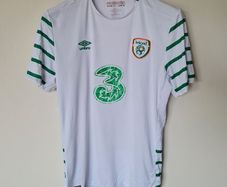 2016/17 umbro ireland away shirt Size xl Pit to pit 23" white In excellent condition