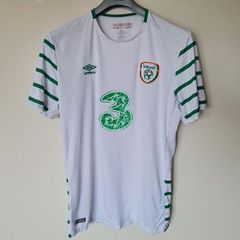 2016/17 umbro ireland away shirt Size xl Pit to pit 23" white In excellent condition