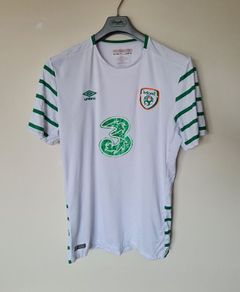 2016/17 umbro ireland away shirt Size xl Pit to pit 23" white In excellent condition